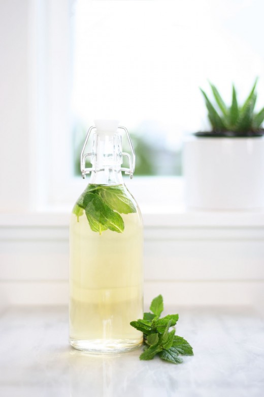 Learn how to do an apple cider vinegar hair rinse with mint water and peppermint essential oil. Stimulates hair growth, helps treat dandruff and makes the hair cuticle lie flat, leading to shinier, healthier hair that resists breakage.
