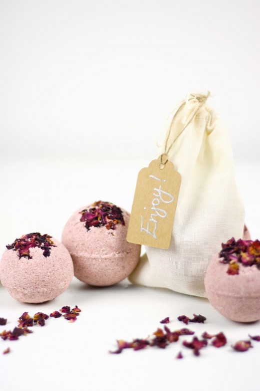 DIY rose bath bombs with gift bag