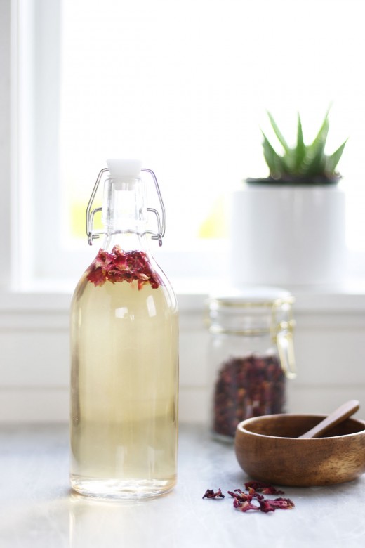 Learn how to do an apple cider vinegar hair rinse with rosewater and rose essential oil. Stimulates hair growth, helps treat dandruff and makes the hair cuticle lie flat, leading to shinier, healthier hair that resists breakage.