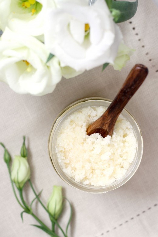 Learn how to make an easy, skin-revitalizing DIY rosemary peppermint sugar scrub with Japanese camellia oil. Rosemary and peppermint essential oils increase circulation, reduce stress, and help alleviate muscle aches and pains. Camellia oil is light, non-greasy, and nourishing to the skin. It’s also higher in quality than oils such as sunflower and sweet almond. #DIY #DIYBeauty #GreenBeauty