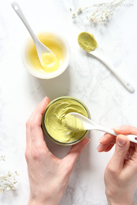 Hand mask with spoon and avocado oil