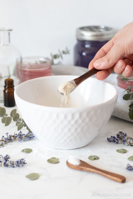 Adding agar-agar to bowl