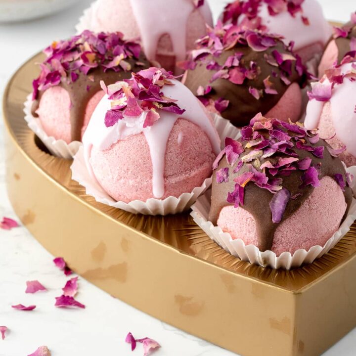 Romantic bath bombs for Valentine's Day