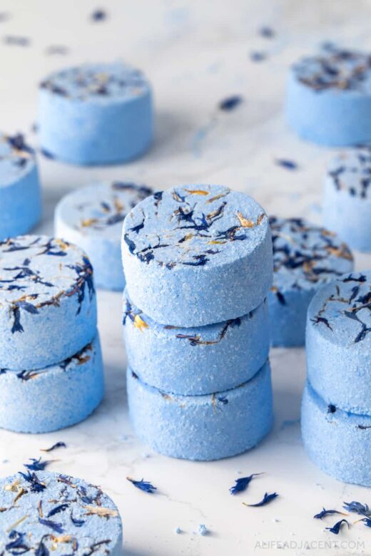 Soothing shower tablets for allergies with blue tansy essential oil.