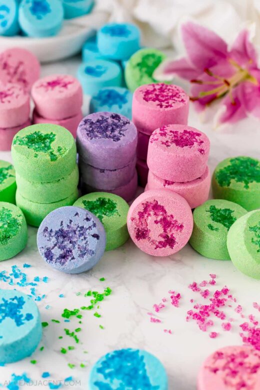 Aromatherapy shower steamers with natural colors
