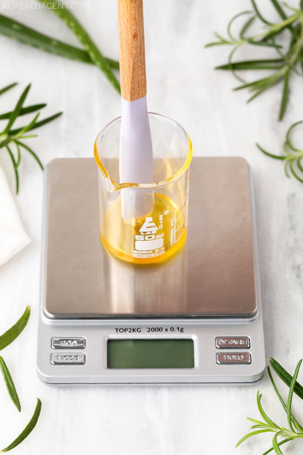 Mixing lecithin and rosemary essential oil.