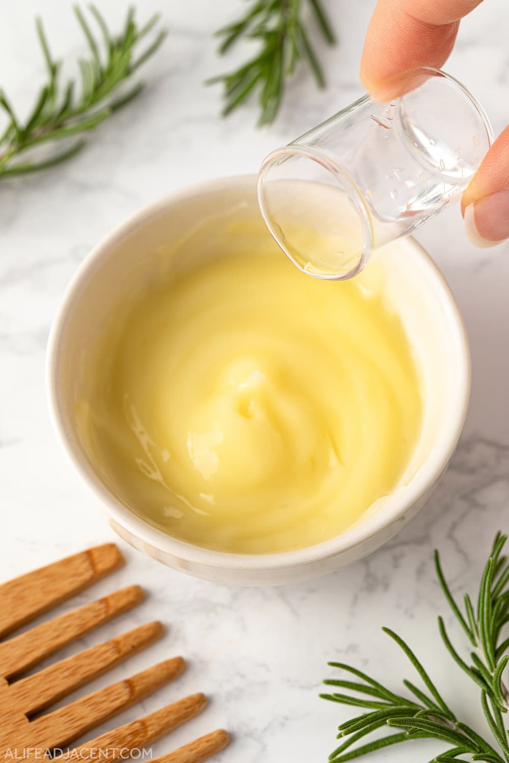 Adding willow bark liquid extract to homemade hair mask.